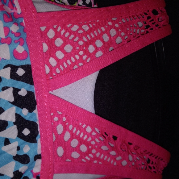 Babies one piece with fun lace and frills - Picture 3 of 4